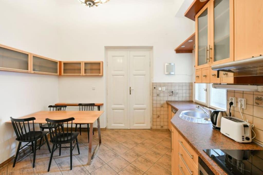 5 Single Confortable Beds At Charles Bridge Apartamento